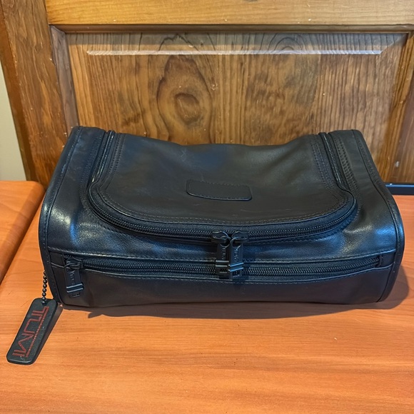 Men’s Tumi Black Leather Travel Toiletry Bag - Picture 1 of 10